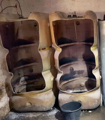 Servicetechniker bei der Reinigung eines Heizöltanks im Keller