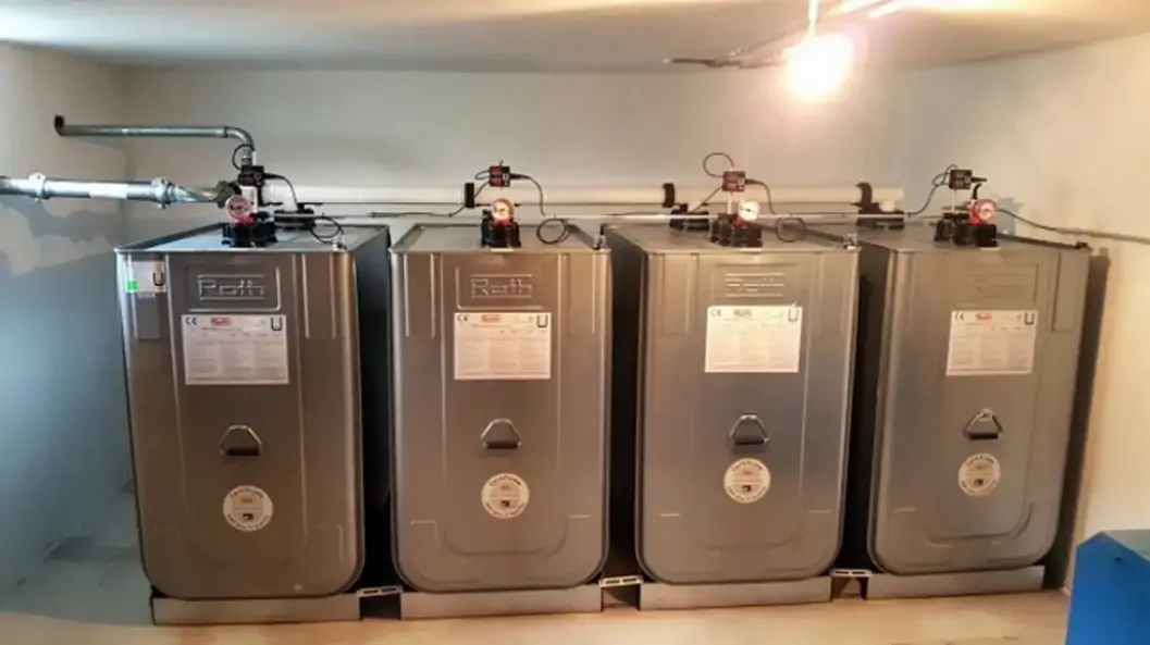 Sachverständiger prüft einen Heizöltank mit Checkliste