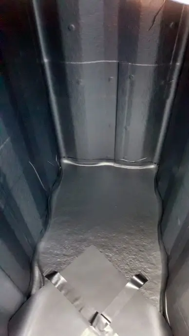 Montage einer Innenhülle in einem Heizöltank